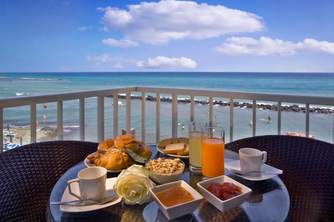 Hotel La Baia 디아노마리나