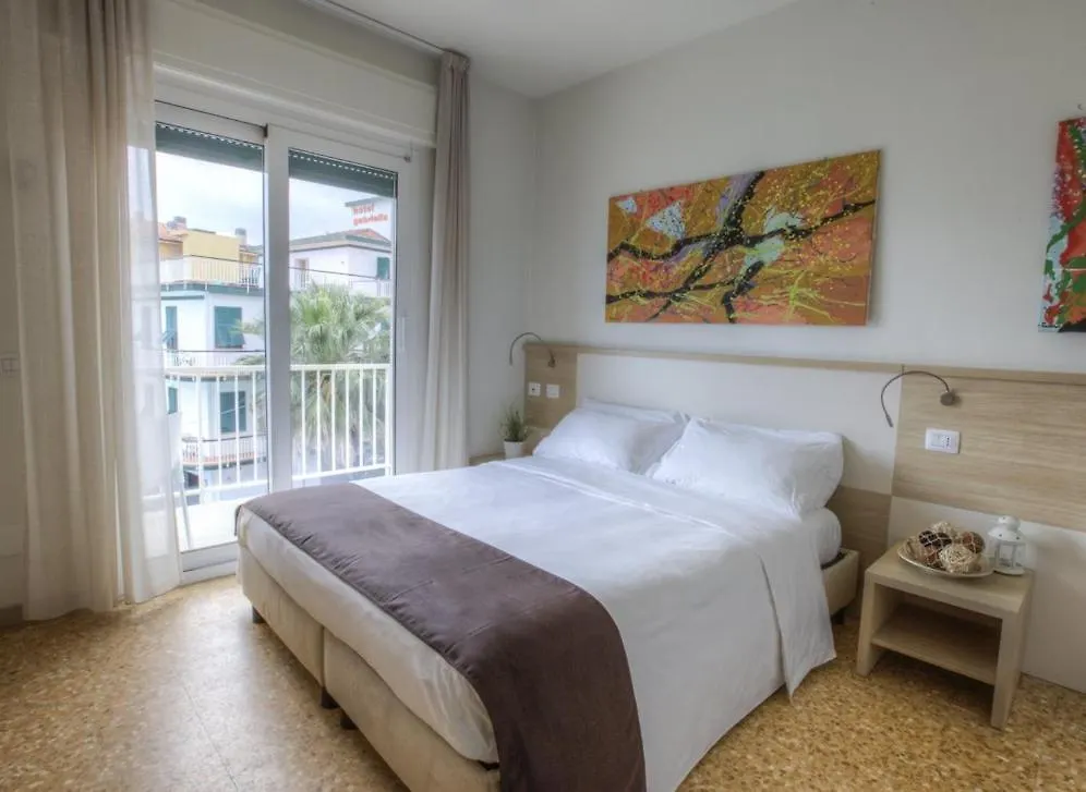 Hotel La Baia 디아노마리나 3*,
