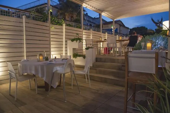 Hotel La Baia 디아노마리나 3*,